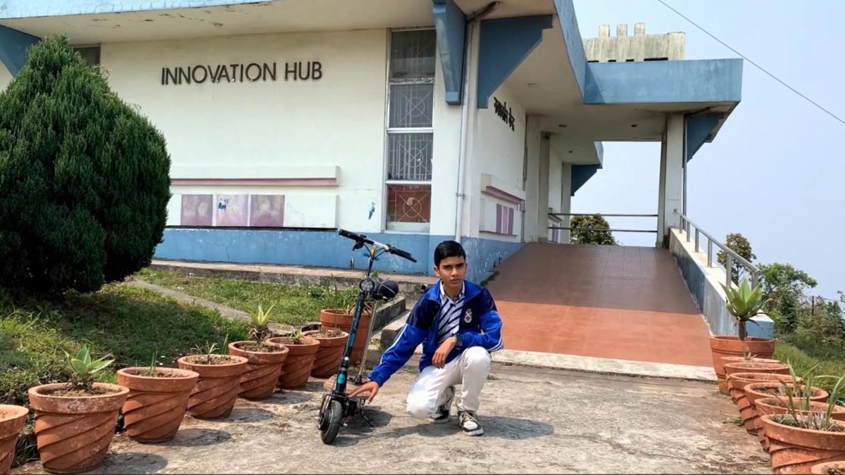  Shri Spandan Manna, member of Hub, developed a foldable electric cycle, equipped with lithium ion battery. This cycle can carry upto 100 kg on road with 15 degree slope.    